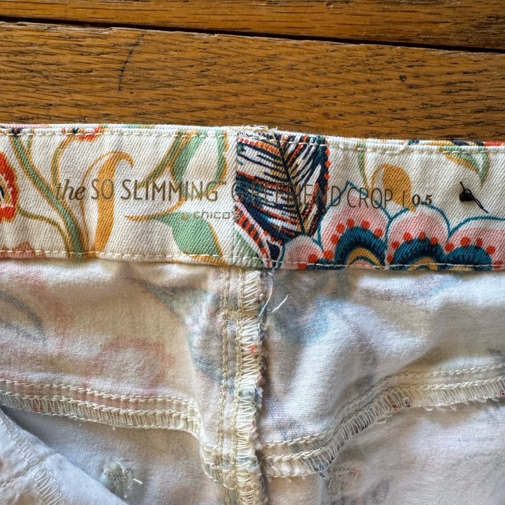 CHICO'S So Slimming Girlfriend Crop
Floral Jeans size  0.5 - Picture 3 of 4